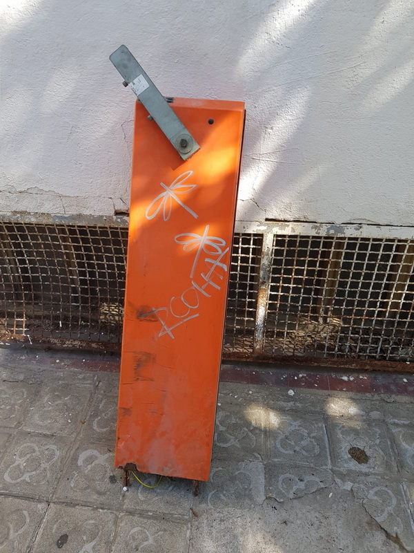 maquina barrera parking naranja 1u